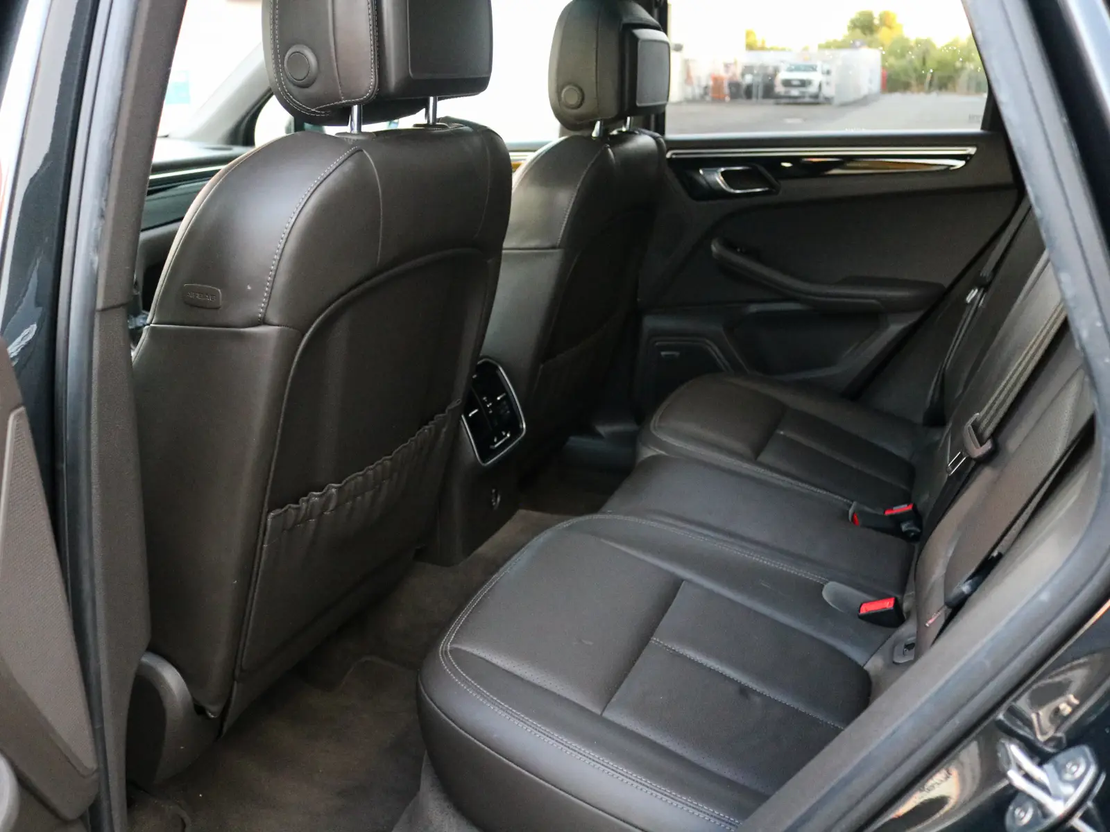 2017 Porsche Macan — photograph 9 of 15