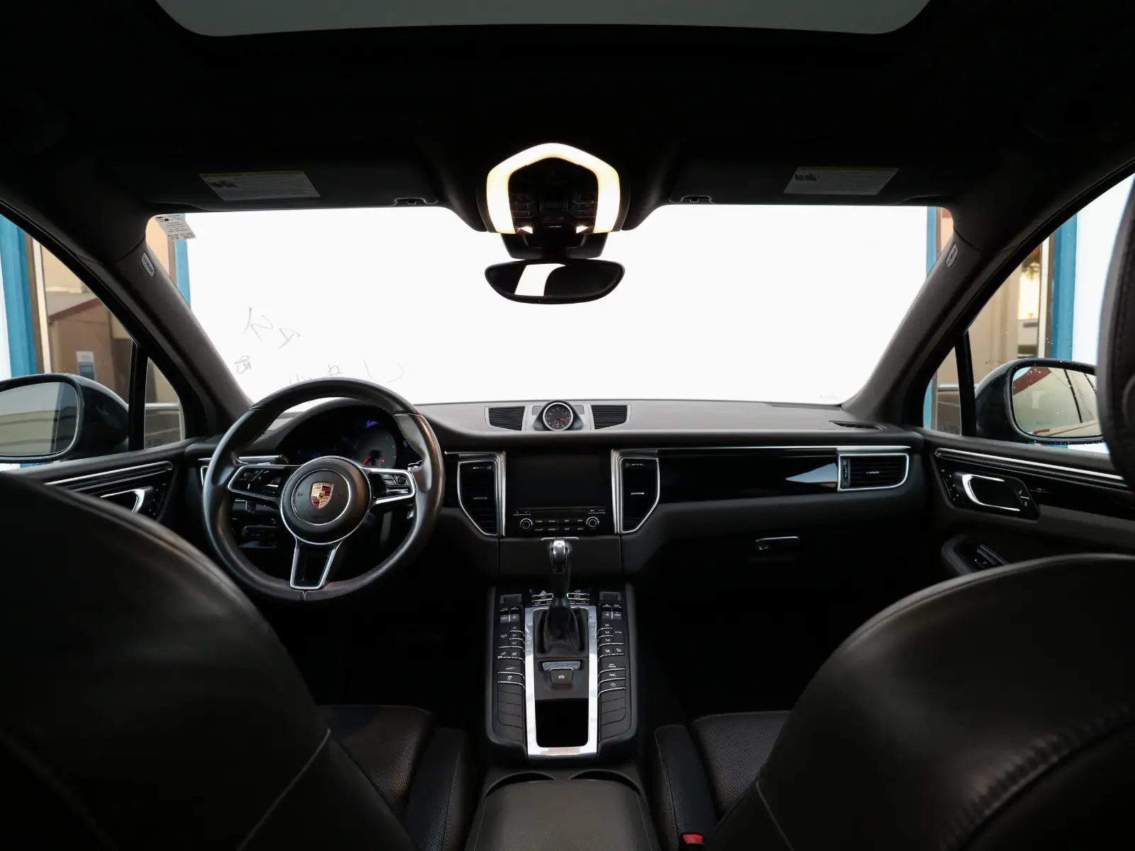 2017 Porsche Macan — photograph 5 of 15