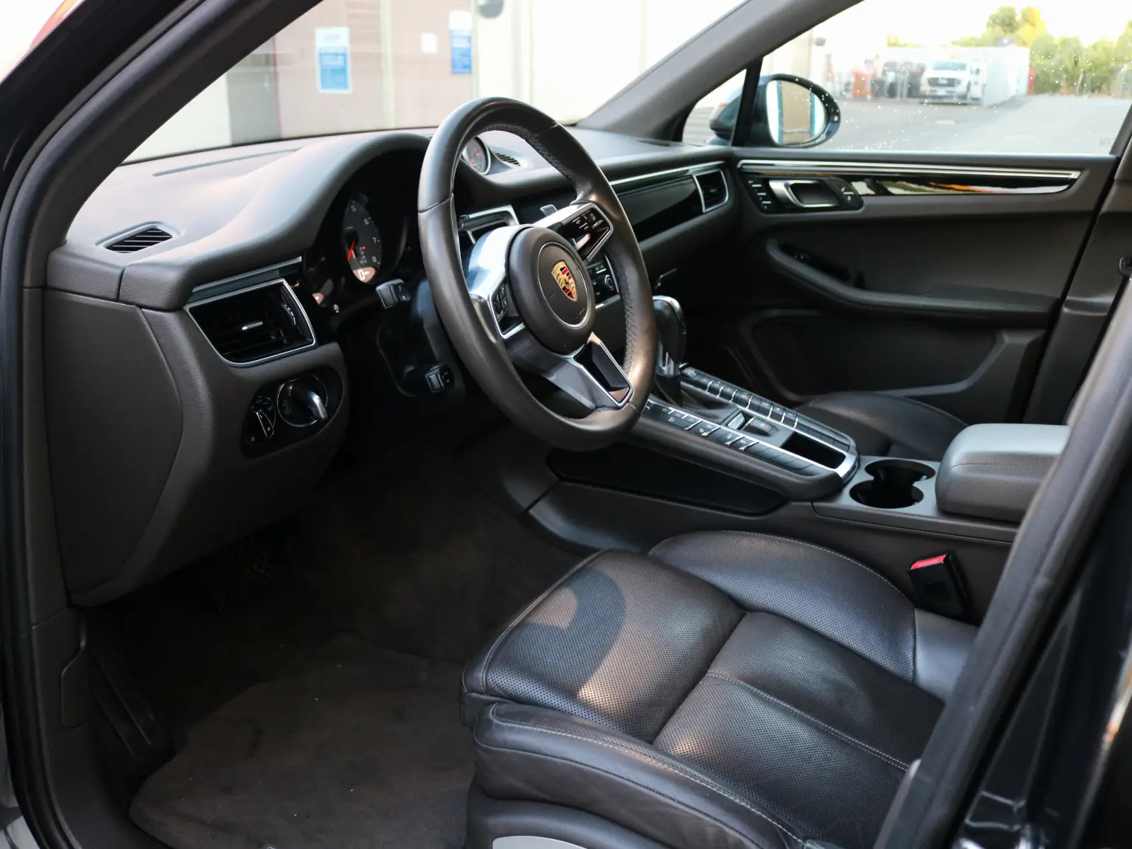 2017 Porsche Macan — photograph 6 of 15