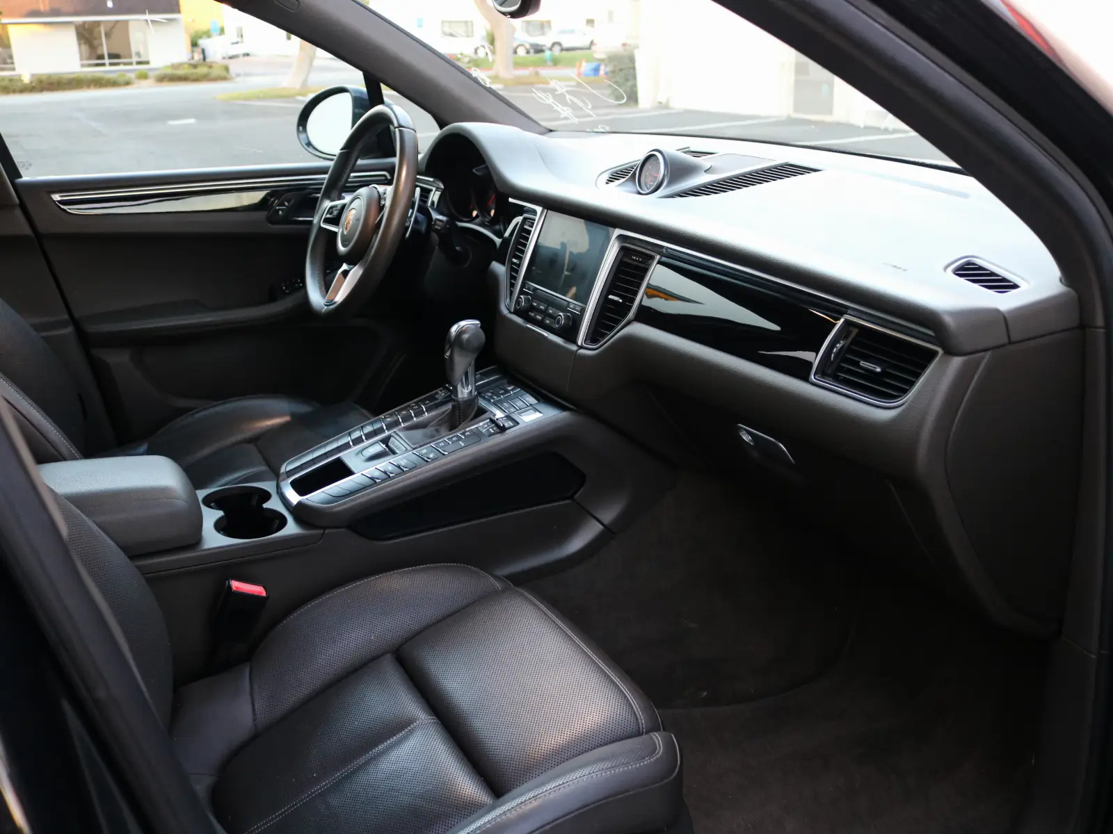 2017 Porsche Macan — photograph 7 of 15