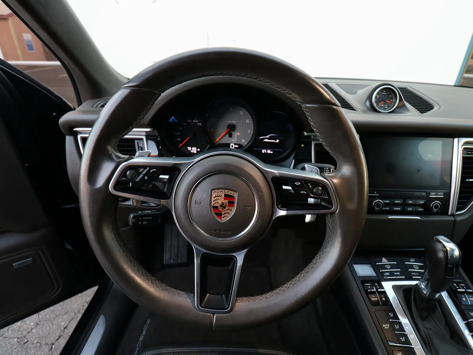 2017 Porsche Macan — photograph 8 of 15