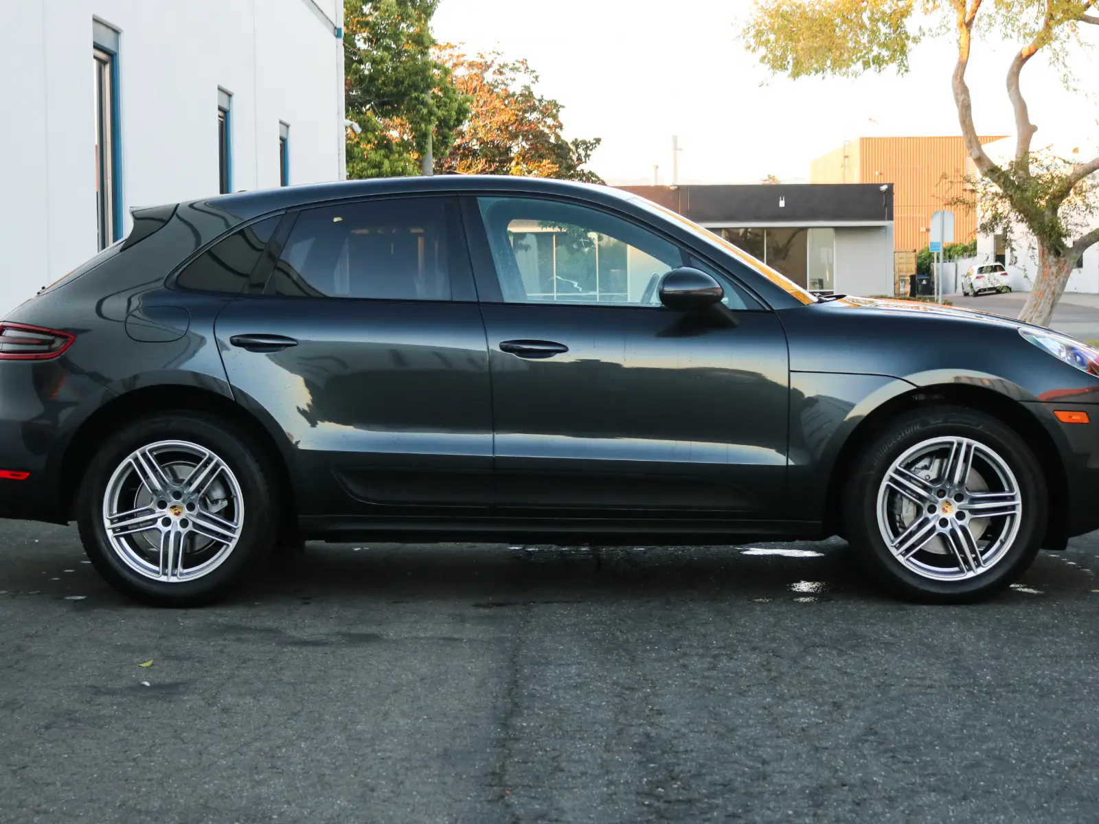 2017 Porsche Macan — photograph 11 of 15