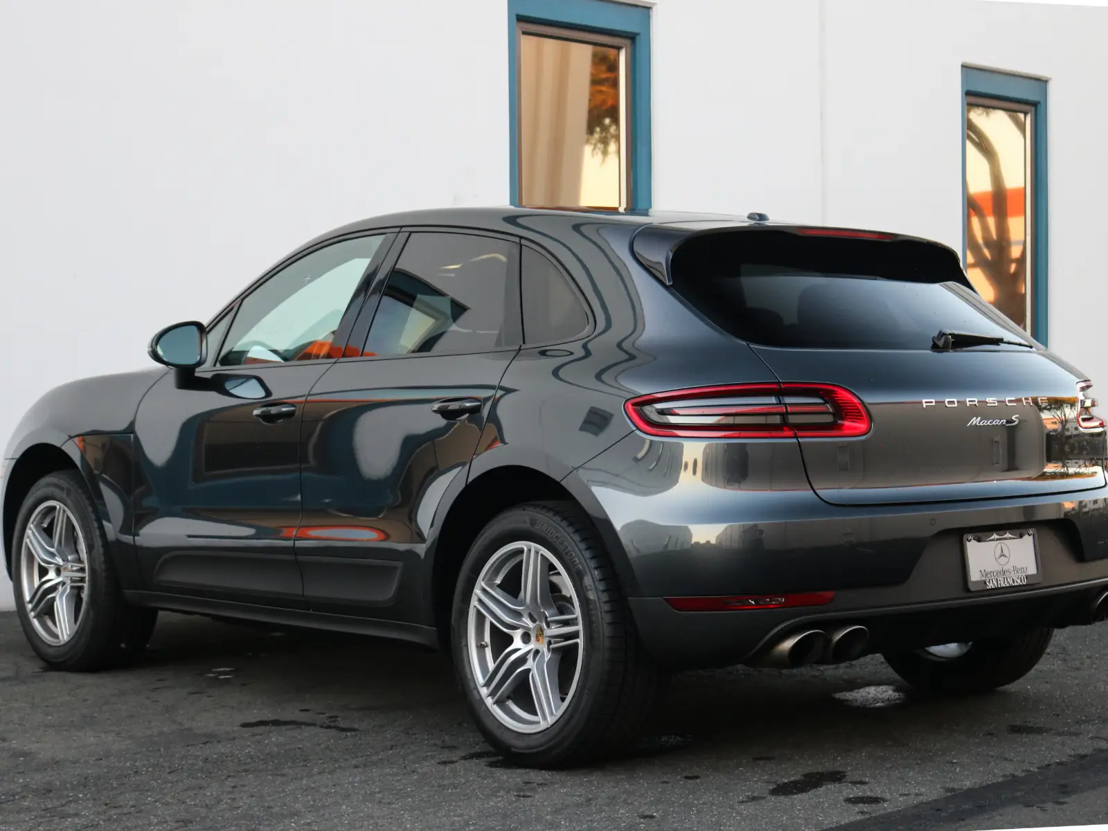 2017 Porsche Macan — photograph 2 of 15